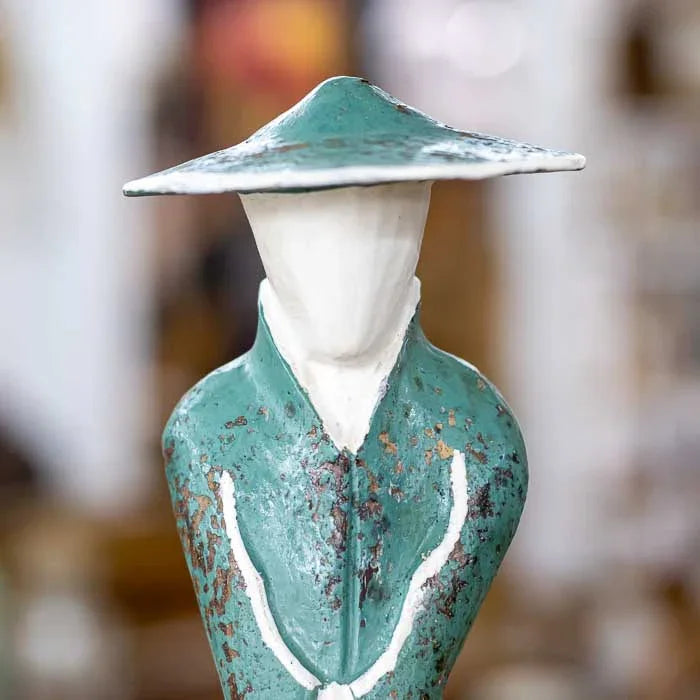 Obra decorativa feita à mão com personagem camponês em posição de descanso, revelando a identidade cultural da ilha