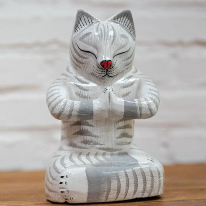 Deixe-se envolver pela presença mística do Gato Gratidão em Madeira, uma peça de artesanato balinês que transmite uma energia positiva e convida à reflexão sobre as bênçãos da vida