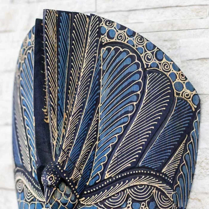 Objeto decorativo artesanal de Bali com formato simbólico e superfície colorida pela técnica Batik tradicional 