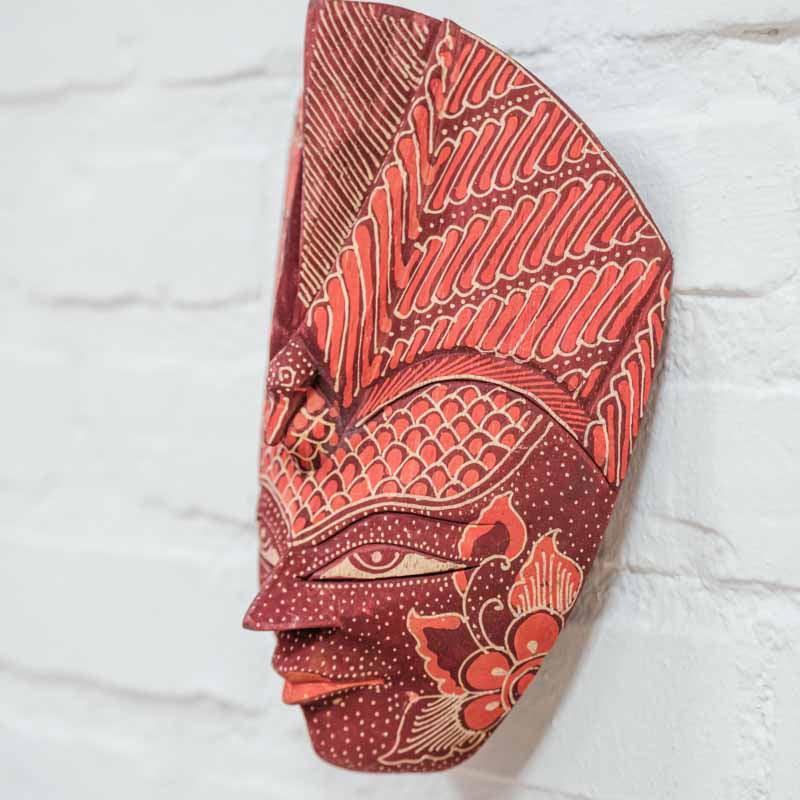 Máscara de parede artesanal de Java em madeira com técnica Batik manual disponível nas cores vermelho, roxo, preto e vinho. 
