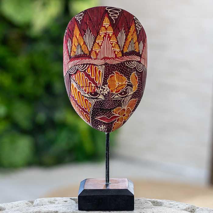 Máscara Batik Java artesanal com base, feita à mão em Bali.