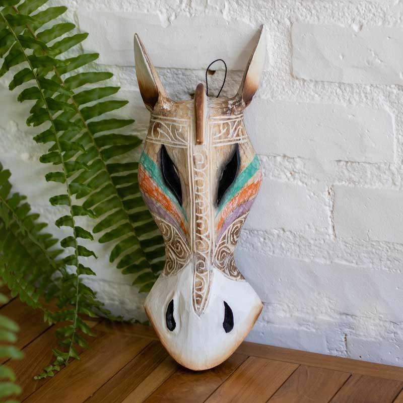 Cabeça de zebra entalhada à mão com pintura em tons pastéis