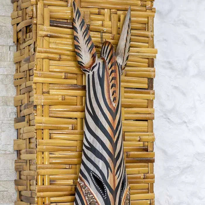 Máscara africana artesanal com acabamento fosco e entalhes finos. 