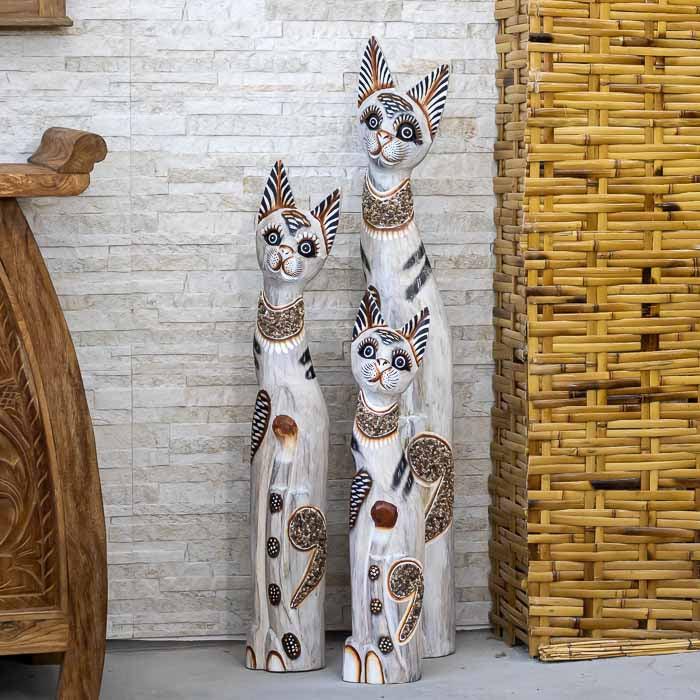 Trio Gatos Decorativos artesanais esculpidos à mão em madeira natural de Bali.