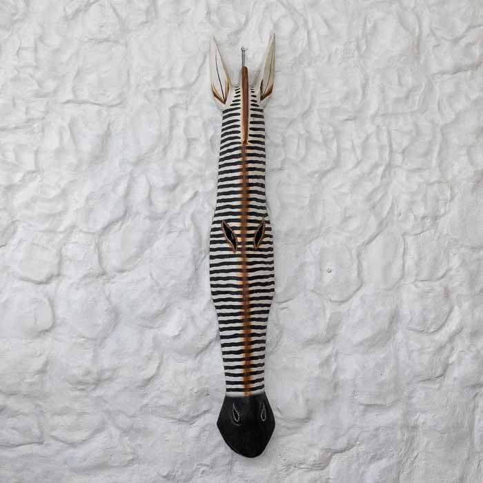 Máscara africana decorativa de madeira com estilo tribal. 
