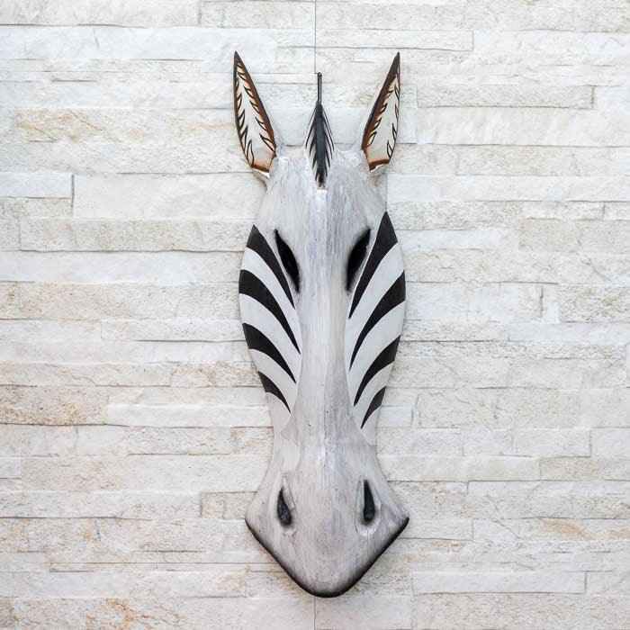 Detalhe da máscara africana em madeira de Bali com estilo tribal artesanal.