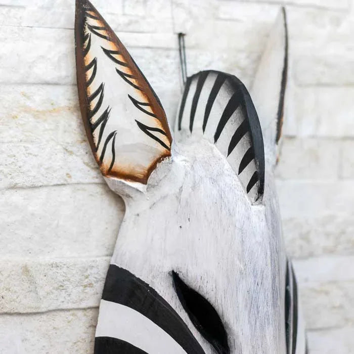 Máscara africana de parede feita à mão em madeira natural com acabamento fosco.