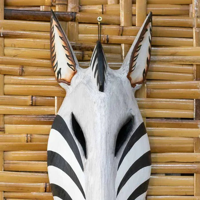 Escultura Zebra Face africana de 50cm com design étnico e traços delicados.