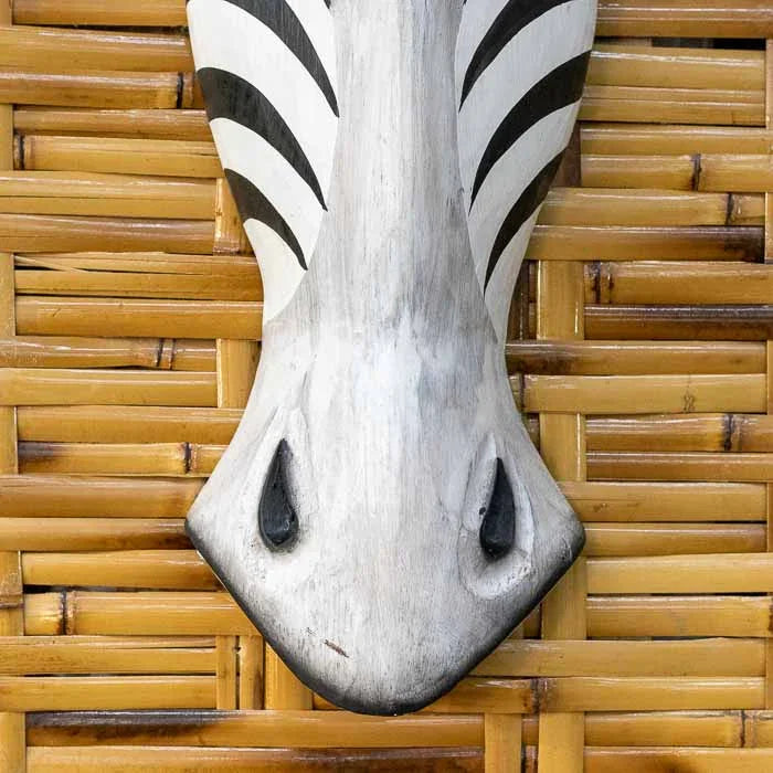 Detalhe da máscara africana em madeira de Bali com estilo tribal artesanal.