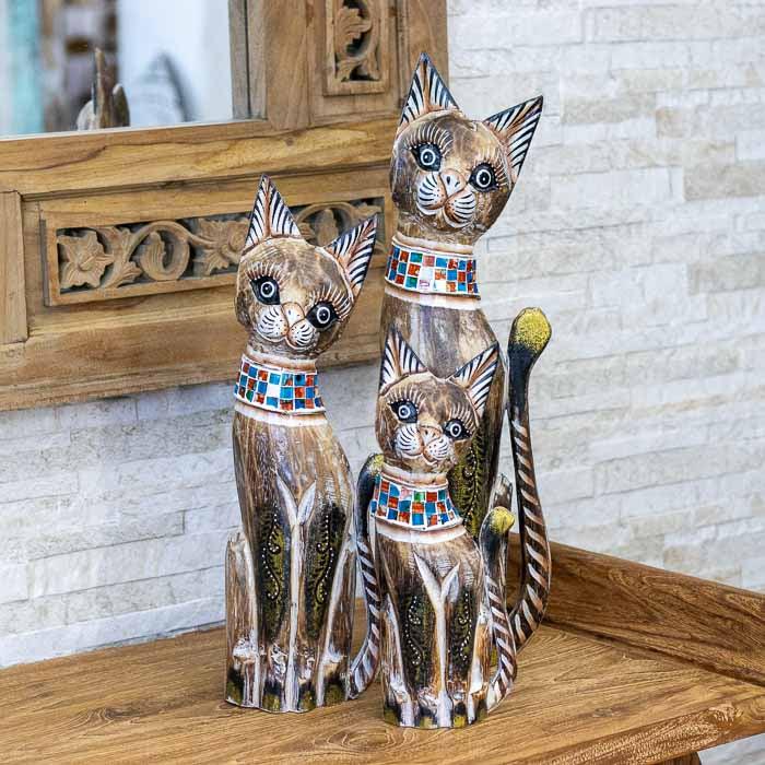 Trio de gatos decorativos entalhados em madeira artesanal de Bali.