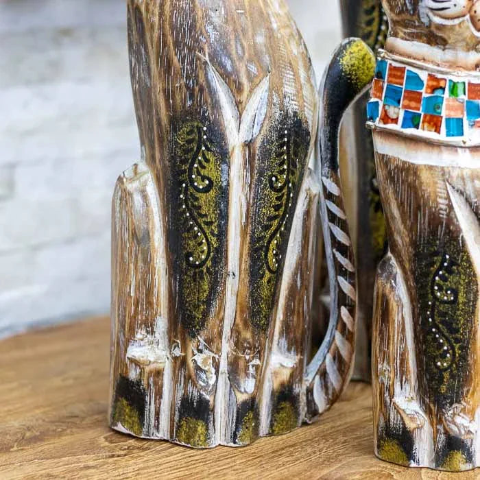 Detalhe das esculturas de gatos de Bali com expressão serena e traços delicados.