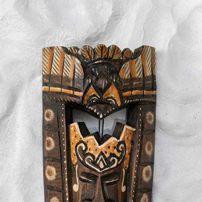 Arte balinesa em madeira — máscara com simbolismo espiritual.