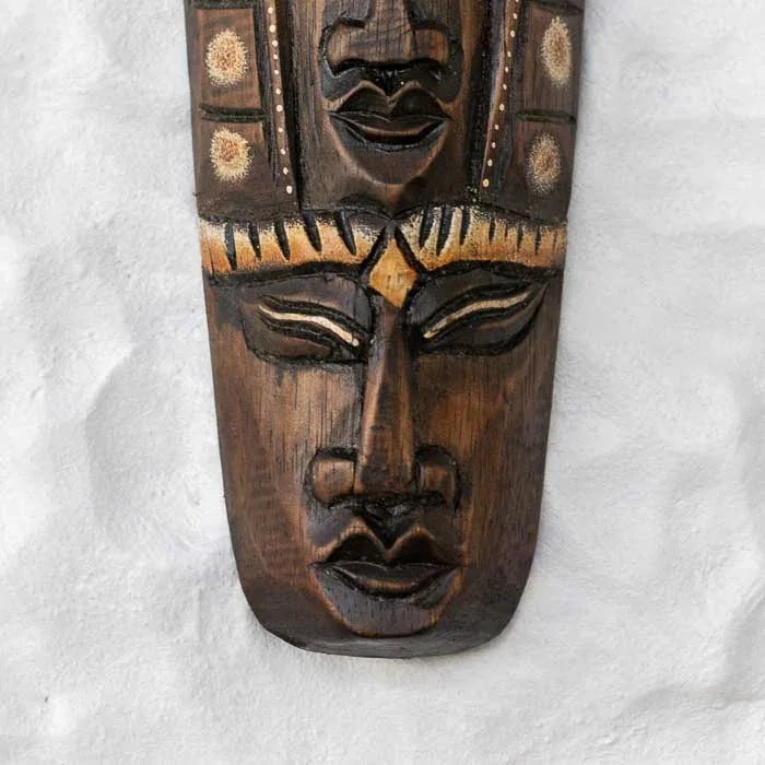 Peça artesanal de madeira simbolizando dualidade e equilíbrio.