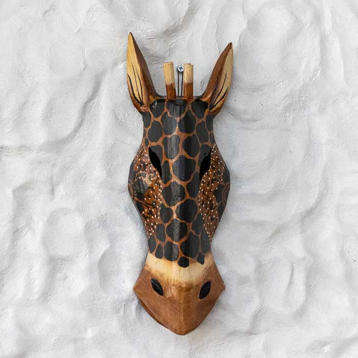 Máscara Girafa Tribal artesanal entalhada à mão em madeira de Bali.