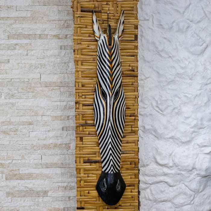 Máscara africana artesanal com acabamento fosco e entalhes finos. 