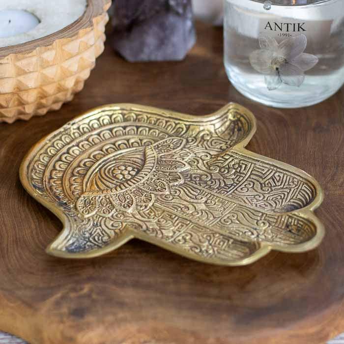 Prato ornamental de 20cm com símbolos de proteção espiritual e acabamento envelhecido artesanal indonésio.