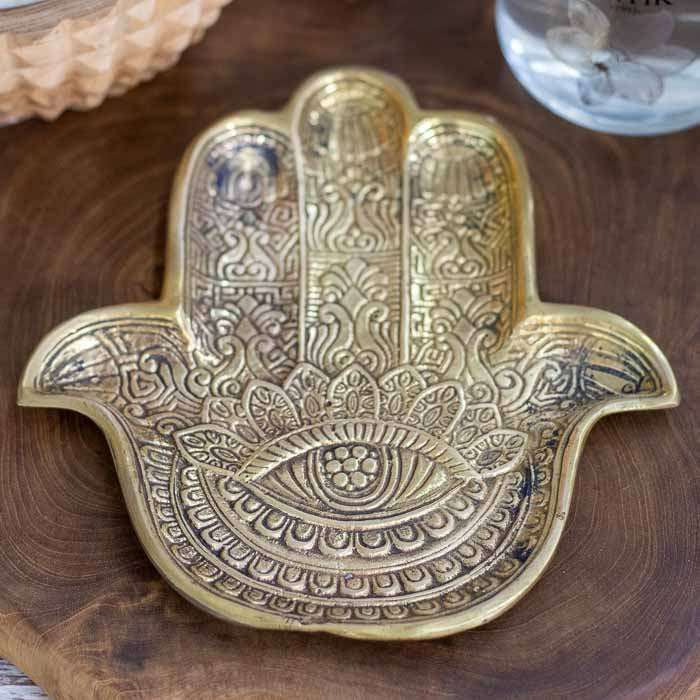 Prato decorativo em latão de Bali com formato de Mão de Hamsá e entalhes florais detalhados.