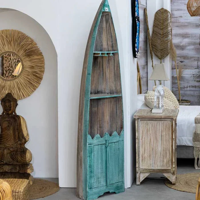 Barco adega artesanal de madeira feito à mão em Bali, com acabamento patinado em verde e design curvo inspirado nas embarcações tradicionais da ilha. 