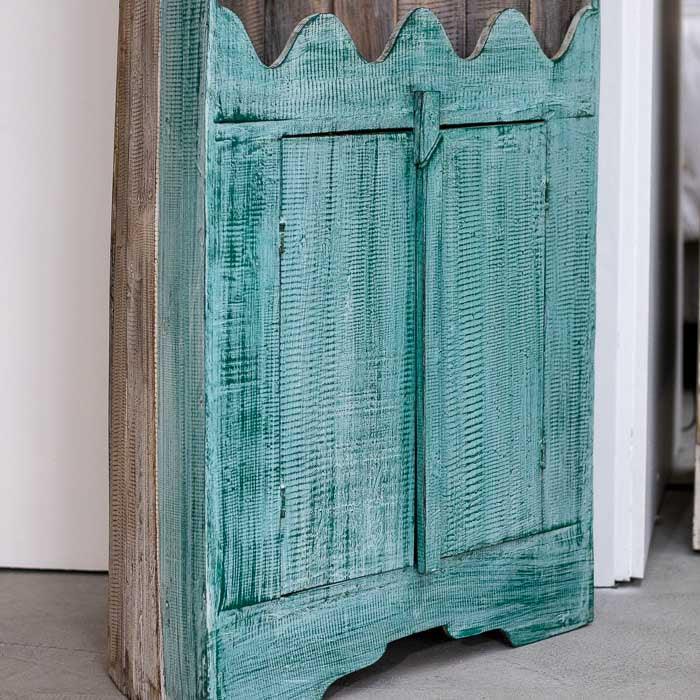 Barco adega artesanal em madeira natural de Bali, com pátina azul envelhecida e compartimentos para garrafas e taças. 