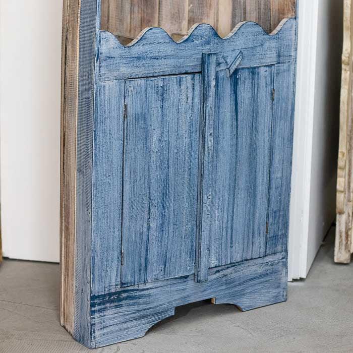 Barco decorativo feito à mão em madeira patinada de Bali, móvel que combina rusticidade, elegância e autenticidade artesanal. 