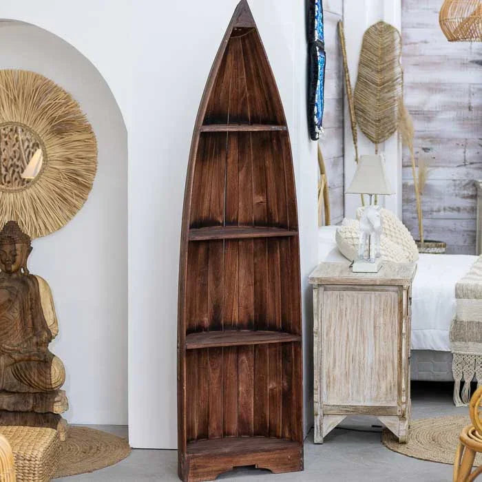 Móvel em forma de barco produzido artesanalmente em Bali, com prateleiras internas e pintura rústica que valoriza as texturas originais da madeira.