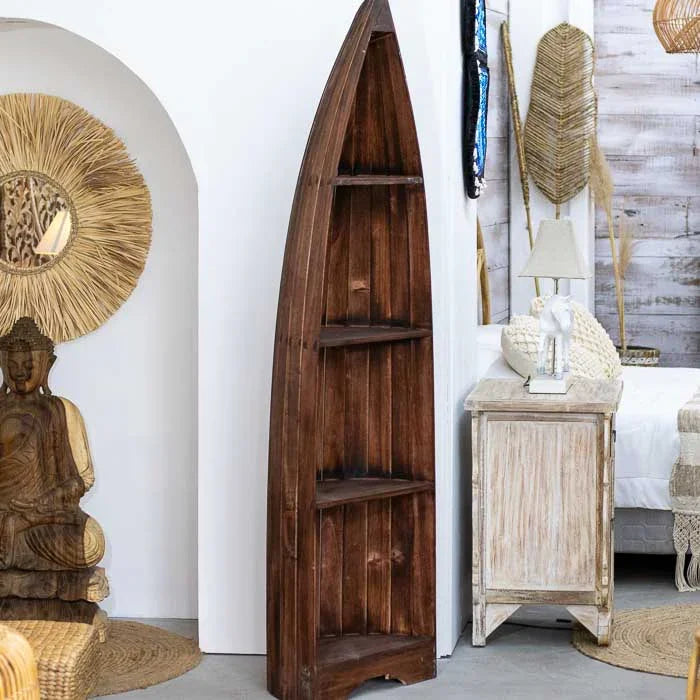 Estante em formato de barco feita à mão em madeira escura de Bali, com prateleiras internas e acabamento natural que realça o tom rústico e elegante.