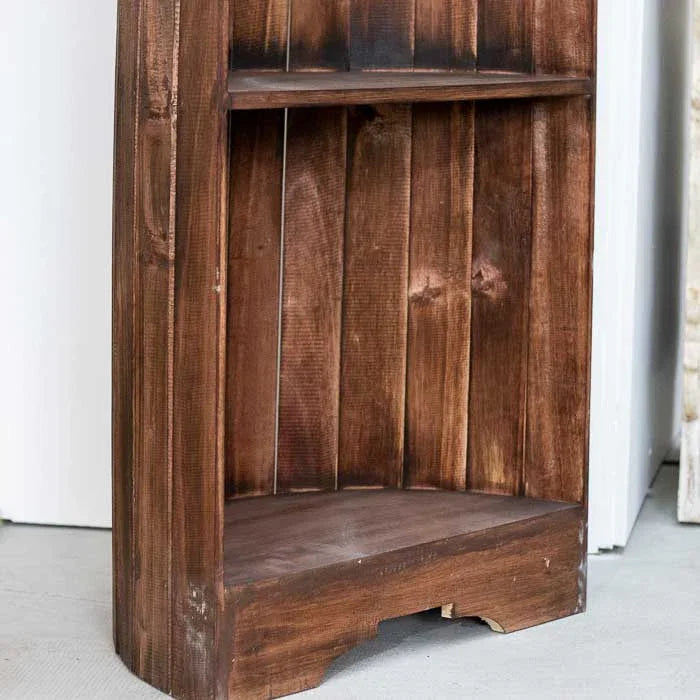 Estante barco feita em madeira escura natural de Bali, com estrutura alta e curva inspirada nos barcos tradicionais da ilha indonésia.