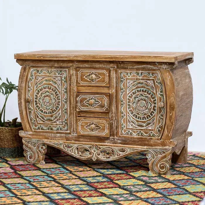 Bufê em estilo boho chic, feito de madeira entalhada e patinada, suportado por pés ornamentados