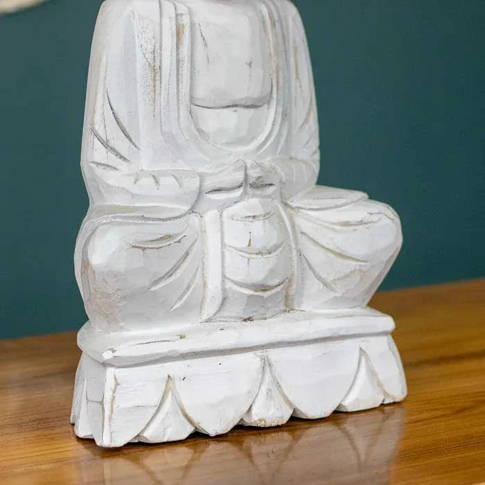 Obra espiritual de Bali com entalhes finos e expressão serena de Buda 