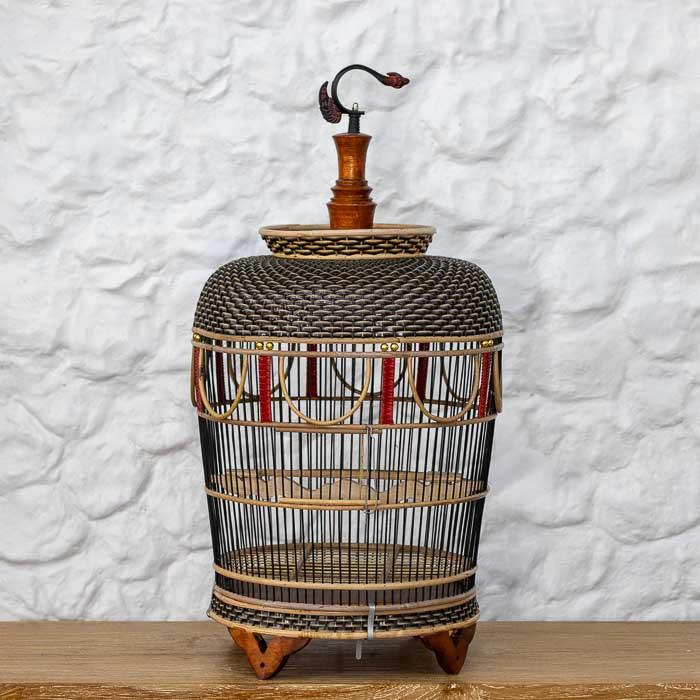 Gaiola para pássaros decorativa feita a mão em rattan e bambu, original de Bali.
