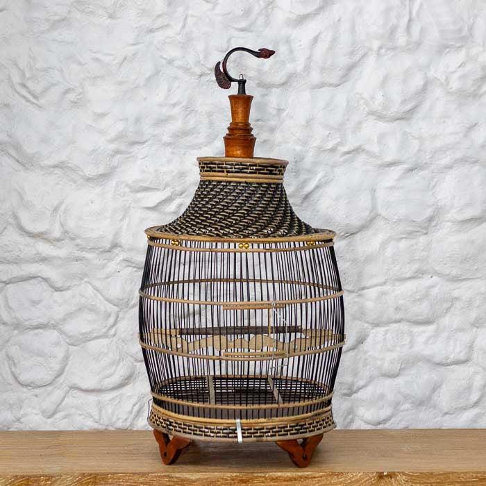 Obra artesanal em formato de gaiola, simbolizando a conexão com a natureza de Bali. 