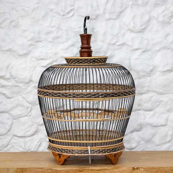 Casa de pássaros artesanal exclusiva da Indonésia. 