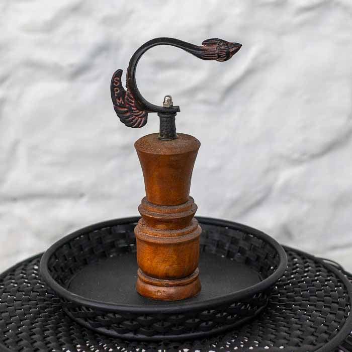 Item de decoração exclusivo, gaiola balinesa com base e detalhes em madeira escura. 