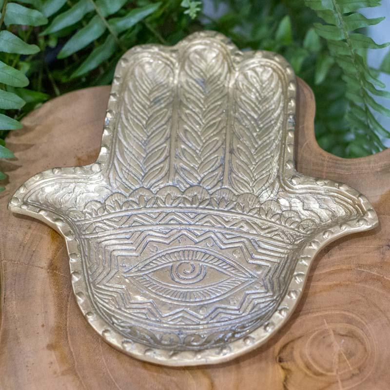 Bandeja decorativa em bronze dourado no formato de Mão de Hamsá com entalhes manuais de Bali.