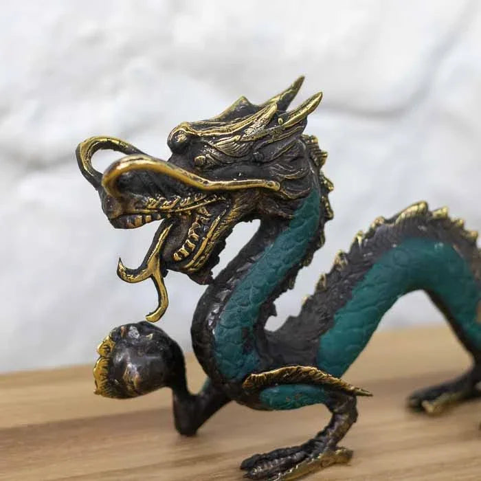 Estátua dragão chinês em bronze com detalhes dourados para atrair riquezas e proteção., feito na Indonésia.