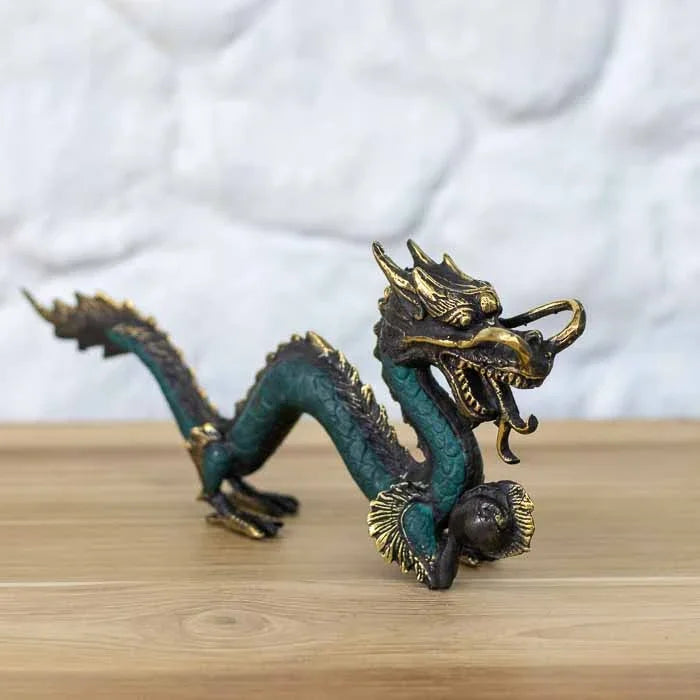 Escultura em bronze de dragão asiático verde, preto e dourado.