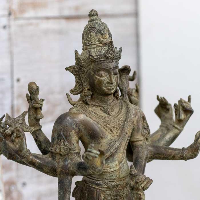 Representação espiritual de Shiva em bronze escurecido com acabamento antigo.