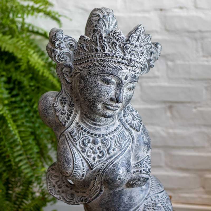 Escultura de torso da Deusa Dewi Sita artesanal em cimento, com detalhes de coroa e traje tradicional de Bali.