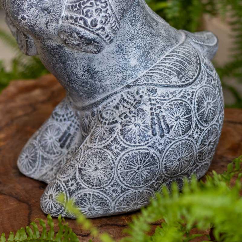 Estátua de 55cm de altura para decoração de jardins e áreas zen, representando a deidade Dewi Sita.