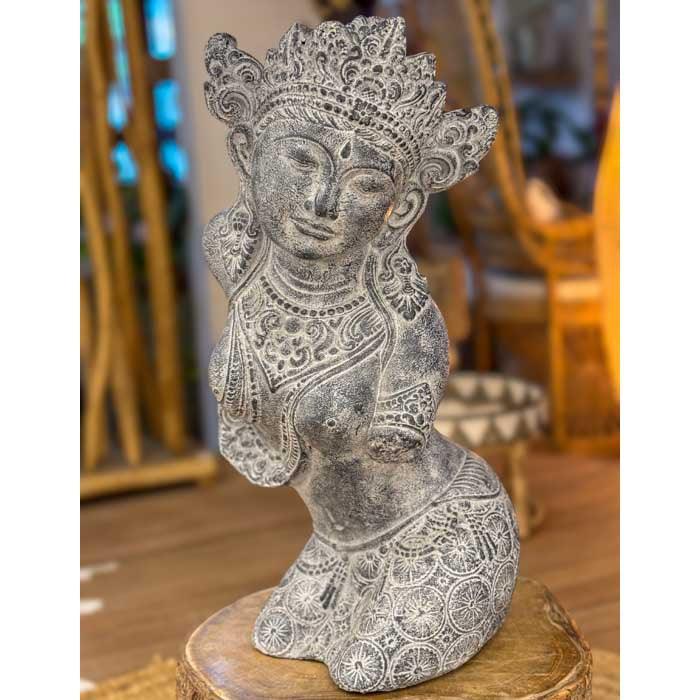 Escultura de Dewi Sita para decoração biofílica, harmonizando com plantas tropicais e elementos naturais.