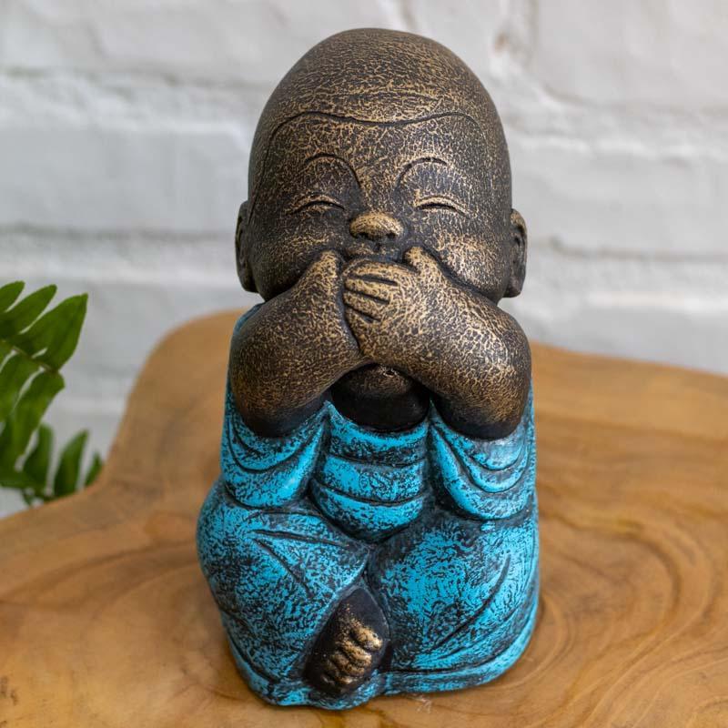 Monge da sabedoria tapando a boca, escultura decorativa que simboliza prudência e paz interior.