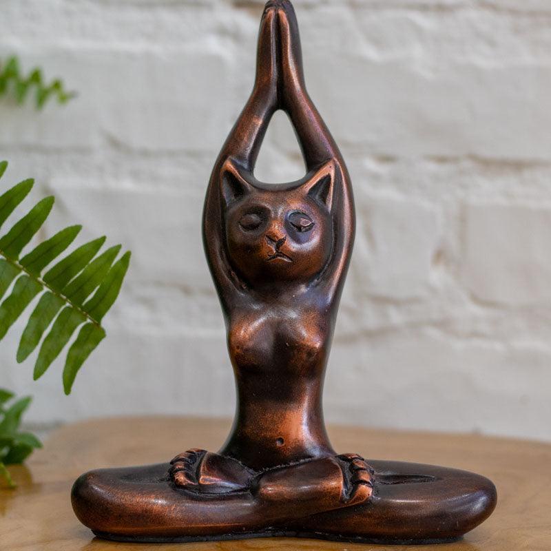 Escultura artesanal de gato em posição de lótus feita em fibrocimento.