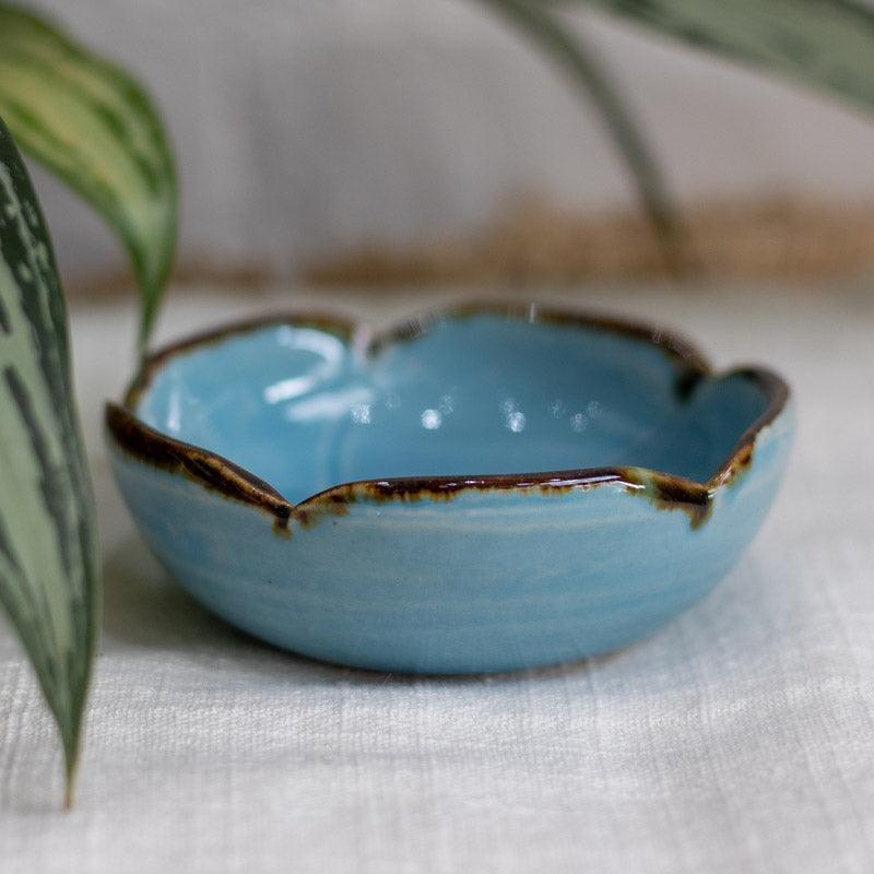 Cerâmica de Bali para mesa posta: bowls pequenos em formato de flor para molhos e acompanhamentos.
