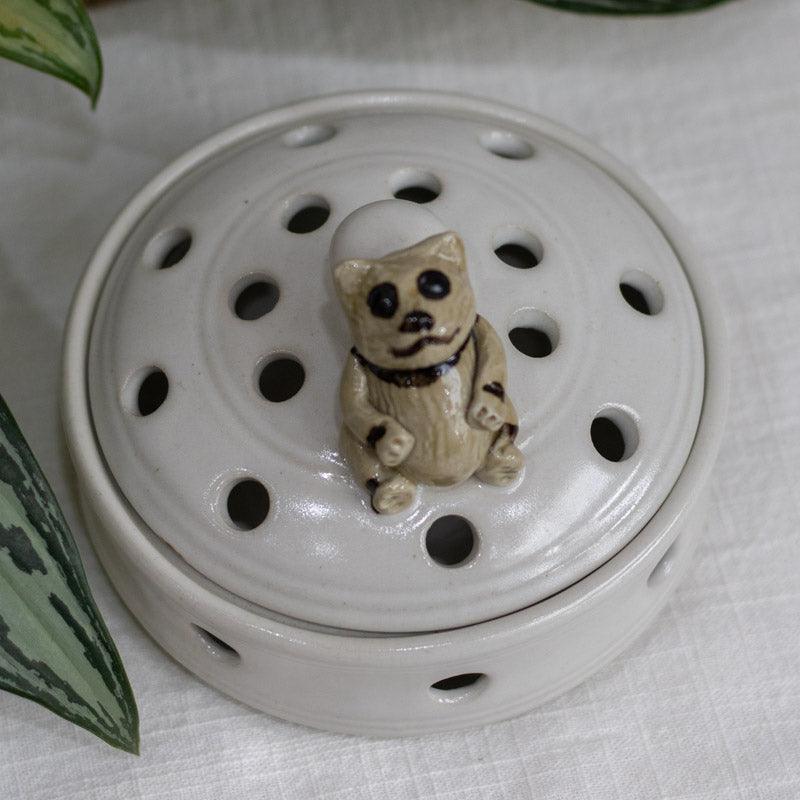 Incensário tigela em cerâmica artesanal branca com tampa e urso.