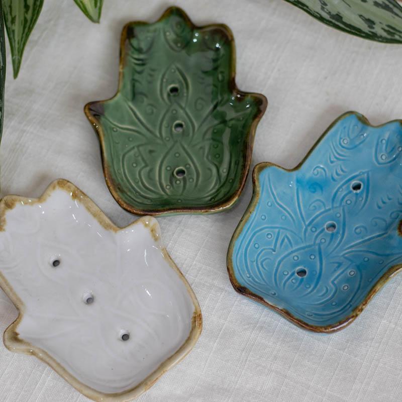 Peça de cerâmica esmaltada com símbolo de proteção em alto-relevo