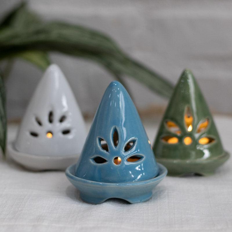 Incensário em cone de cerâmica artesanal feito à mão na cor azul.