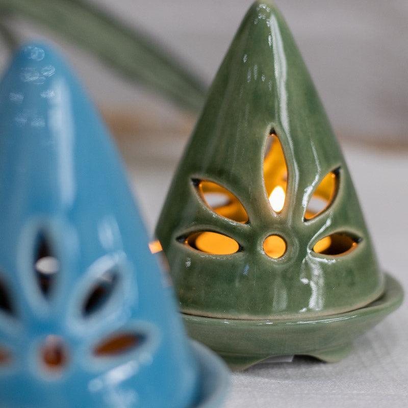 Porta-velas em formato de cone artesanal na cor verde com recortes florais.