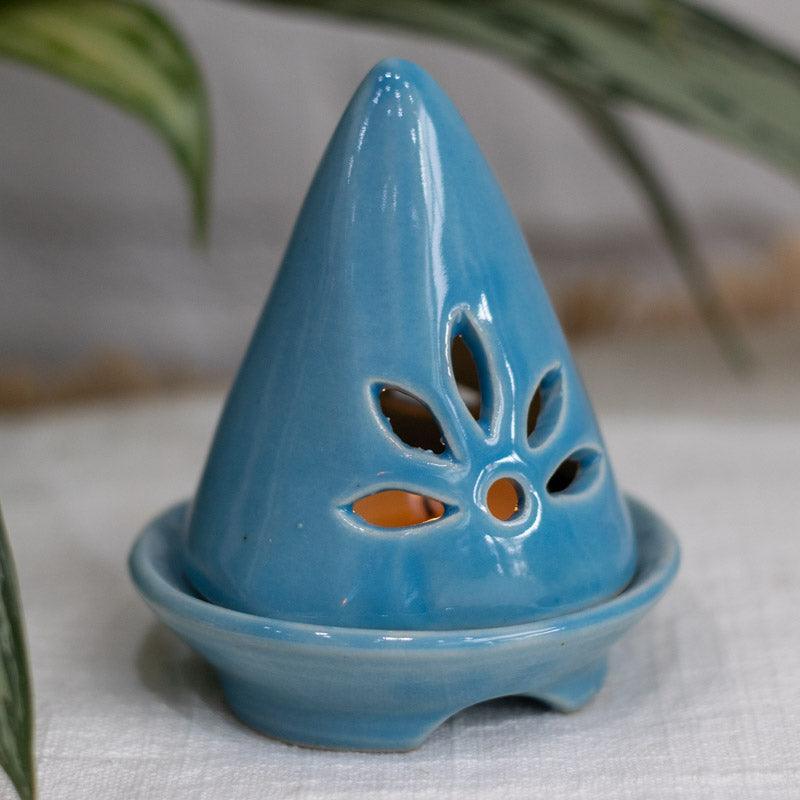 Porta-velas artesanal em cone com acabamento brilhante e exclusivo.