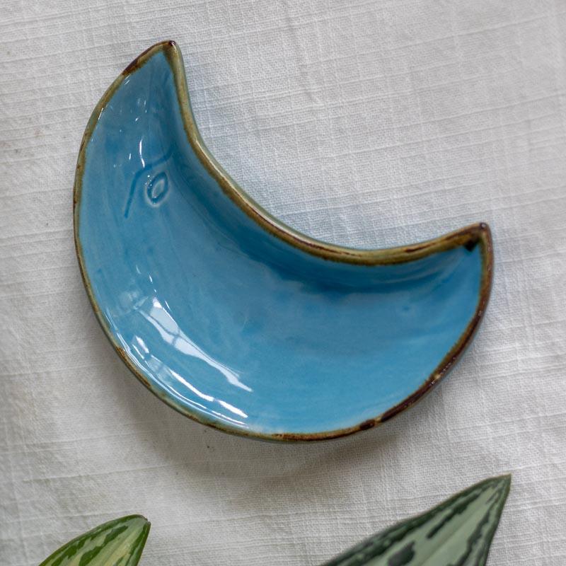Travessa turquesa com design de rosto lunar, uma escolha encantadora para presentear ou decorar nichos.