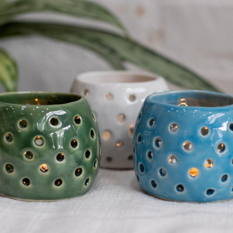 Porta-velas esmaltado com bordas arredondadas e brilho artesanal